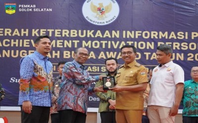 Komit Terapkan Keterbukaan Informasi Publik, Bupati Solok Selatan Terima Buka Award 2022